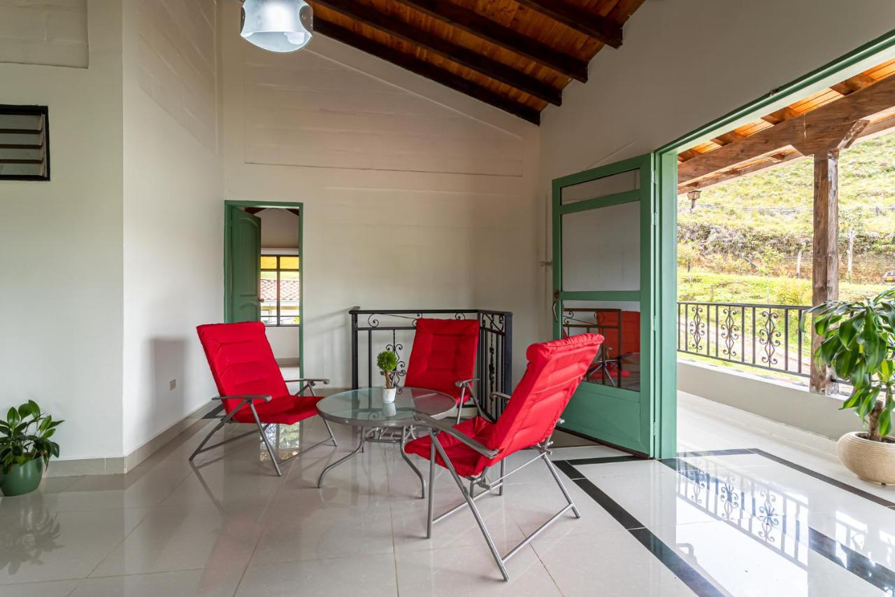 Soy Local Guatape Hotel ภายนอก รูปภาพ