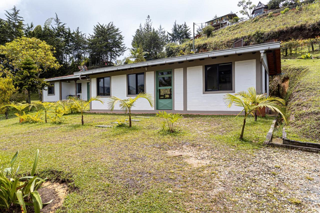 Soy Local Guatape Hotel ภายนอก รูปภาพ